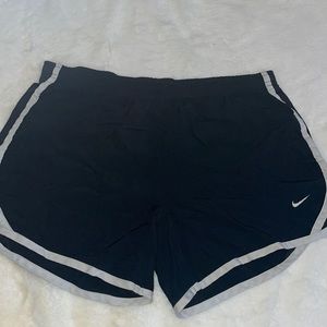 black basic nike shorts
